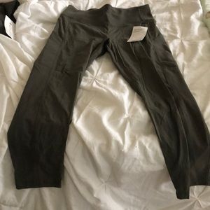 Athleta Trekki Hybrid Crop Tight size 8P BRAND NEW
